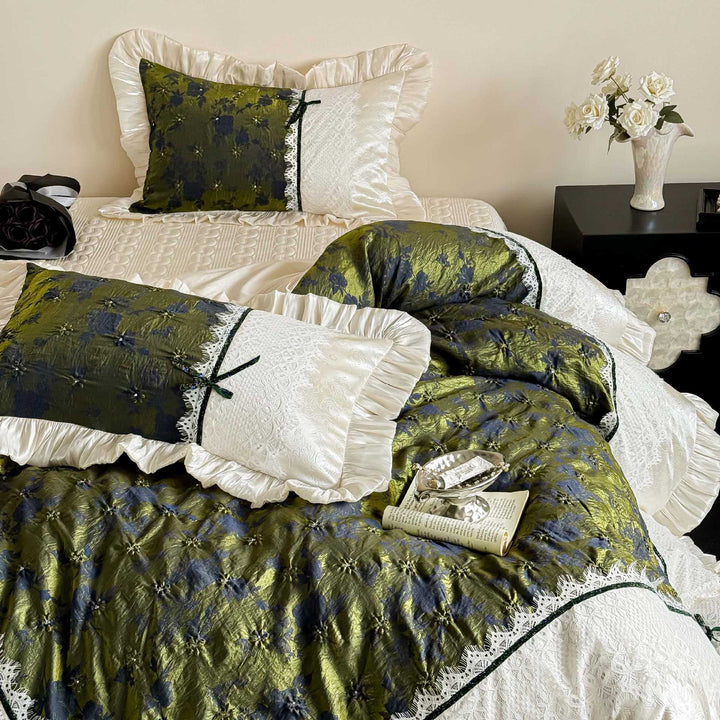 Jacquard-Bettwäschegarnitur mit olivgemusterter Steppoptik, Satin-Volant und Spitzenpaneel