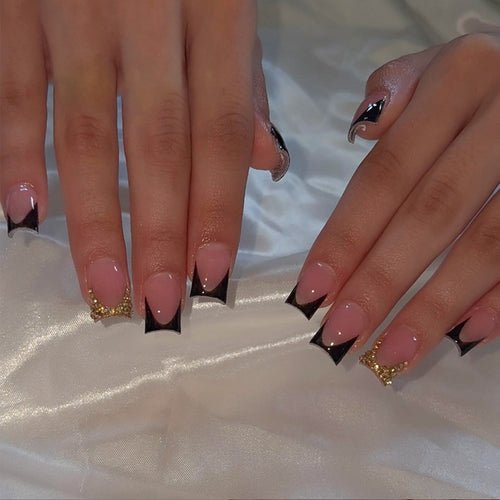 Kunstnagelset mit elegantem französischem Design und glamourösen Akzenten Karnz