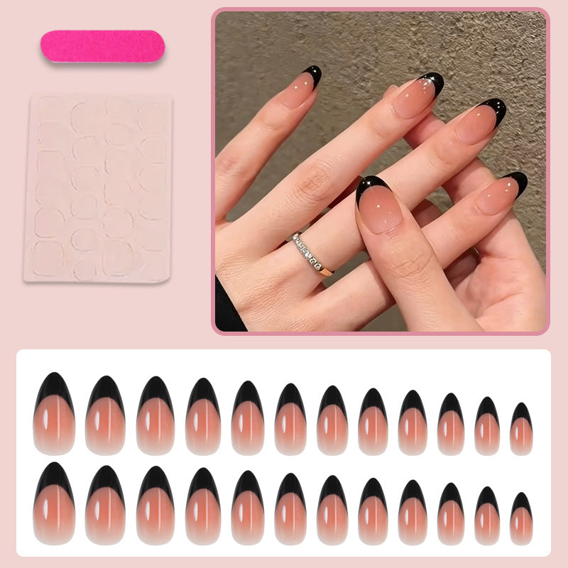 Kunstnagelset mit elegantem French-Tipp und schimmernden Akzenten Karnz