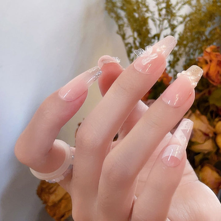 Kunstnägel mit glamourösem Perlen- und Glitzerdesign Karnz