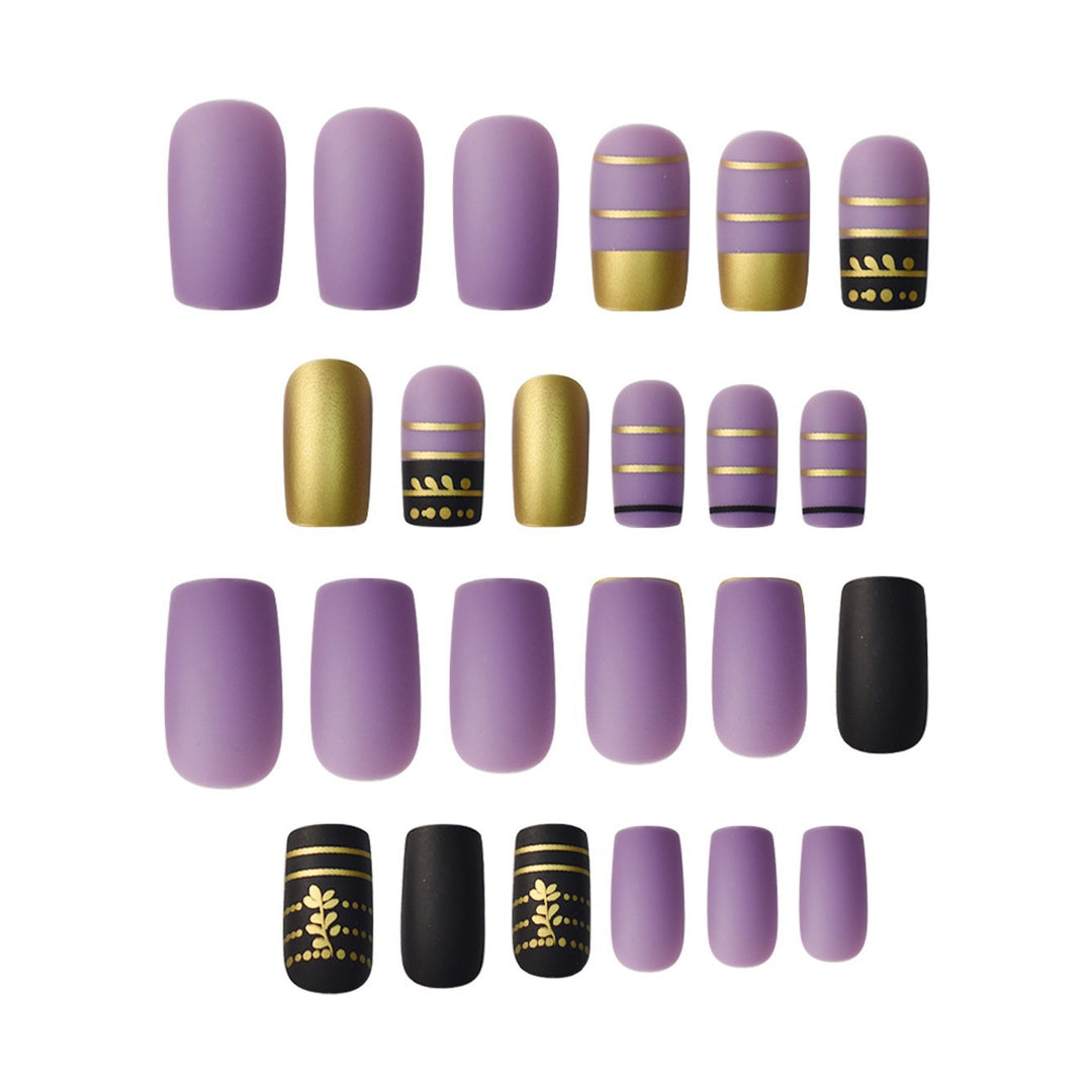 Trendige Press-On Nagelkunst mit dekorativen Goldakzenten Karnz