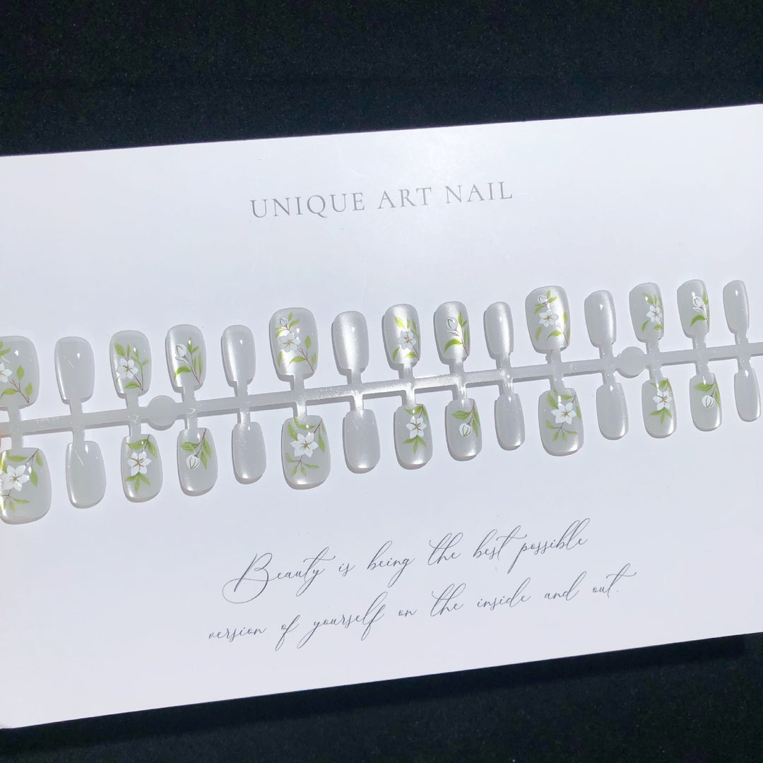Elegante, von Blumen inspirierte Press-On-Nagelset