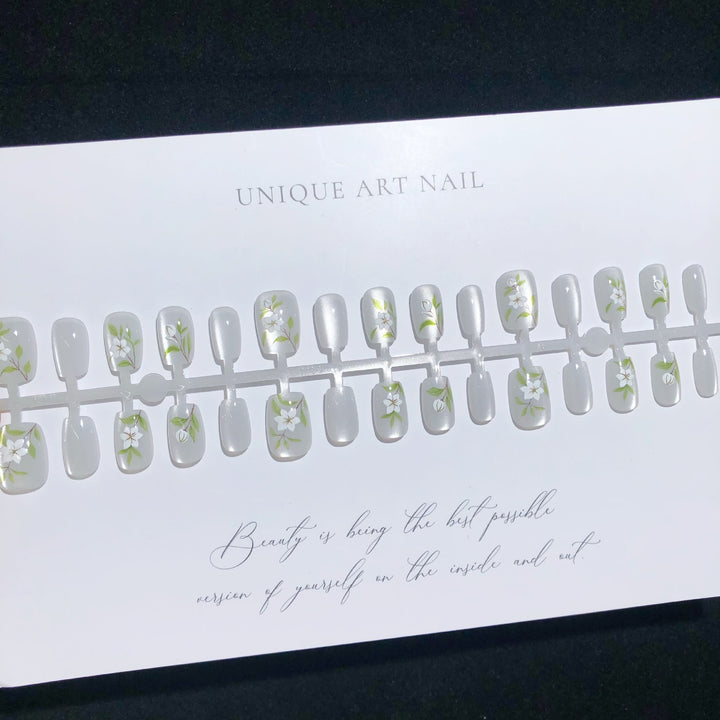 Elegante, von Blumen inspirierte Press-On-Nagelset