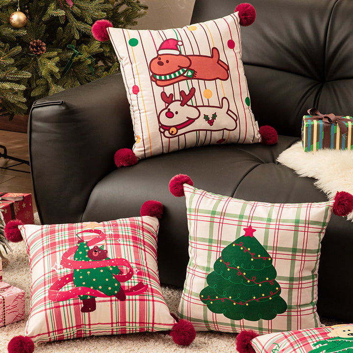 Quadratisches Weihnachts-Dekokissen mit Bommel-Ecken und bedrucktem Hunde-Motiv