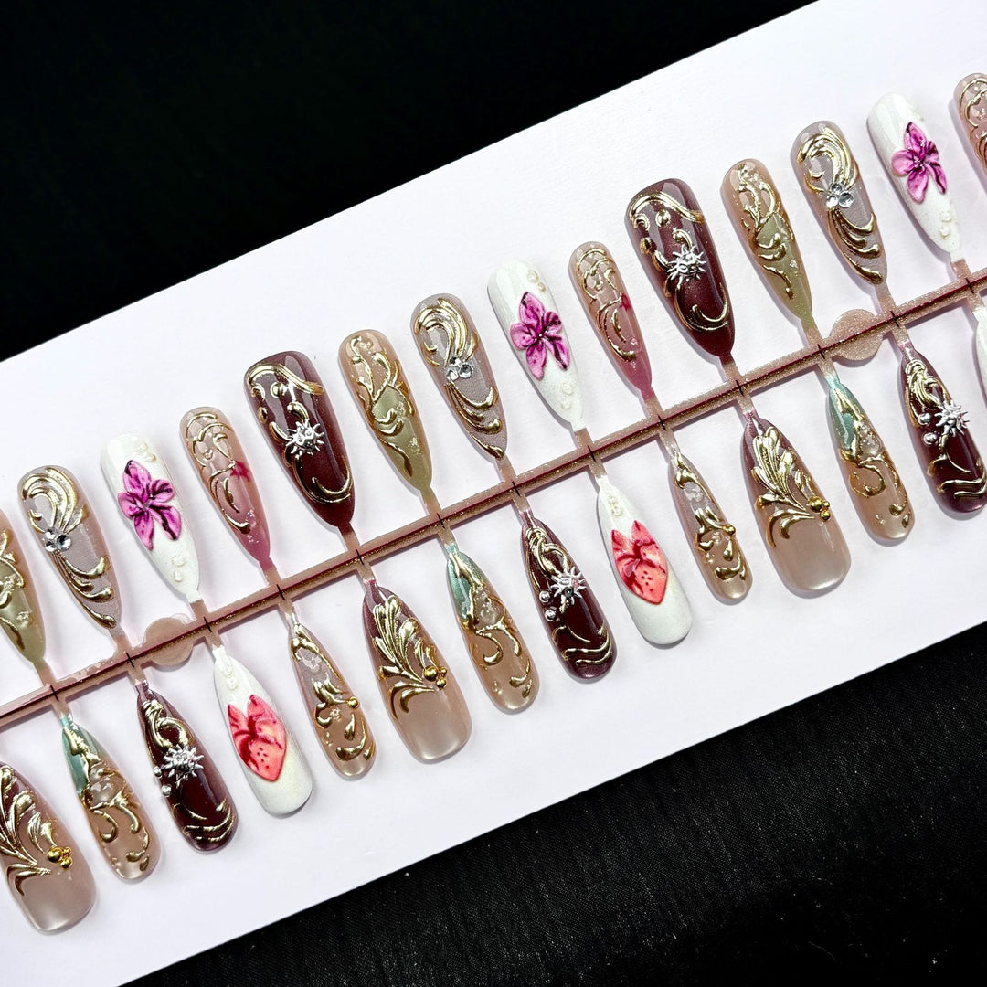 Elegantes Druck-Nagelset im Blumen-Design