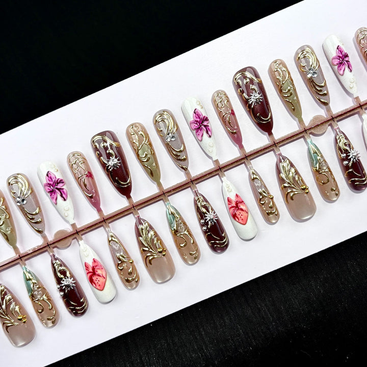 Elegantes Druck-Nagelset im Blumen-Design