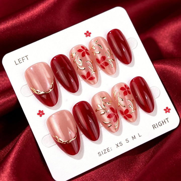 Künstlerisches Press-On Nagelset mit floralen und metallischen Akzenten