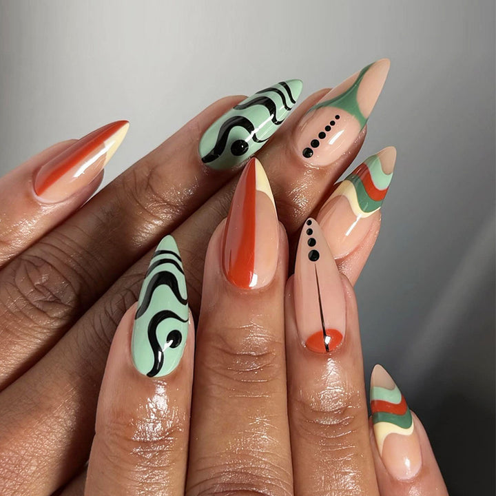 Künstlerische Stiletto Press-On Nägel mit Musterdesign Karnz