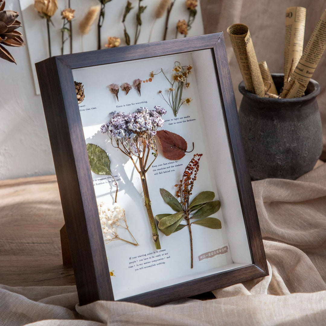 Eleganter botanischer gepresster Blumenrahmen