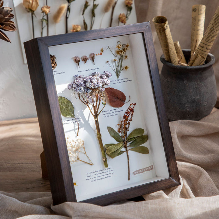 Eleganter botanischer gepresster Blumenrahmen