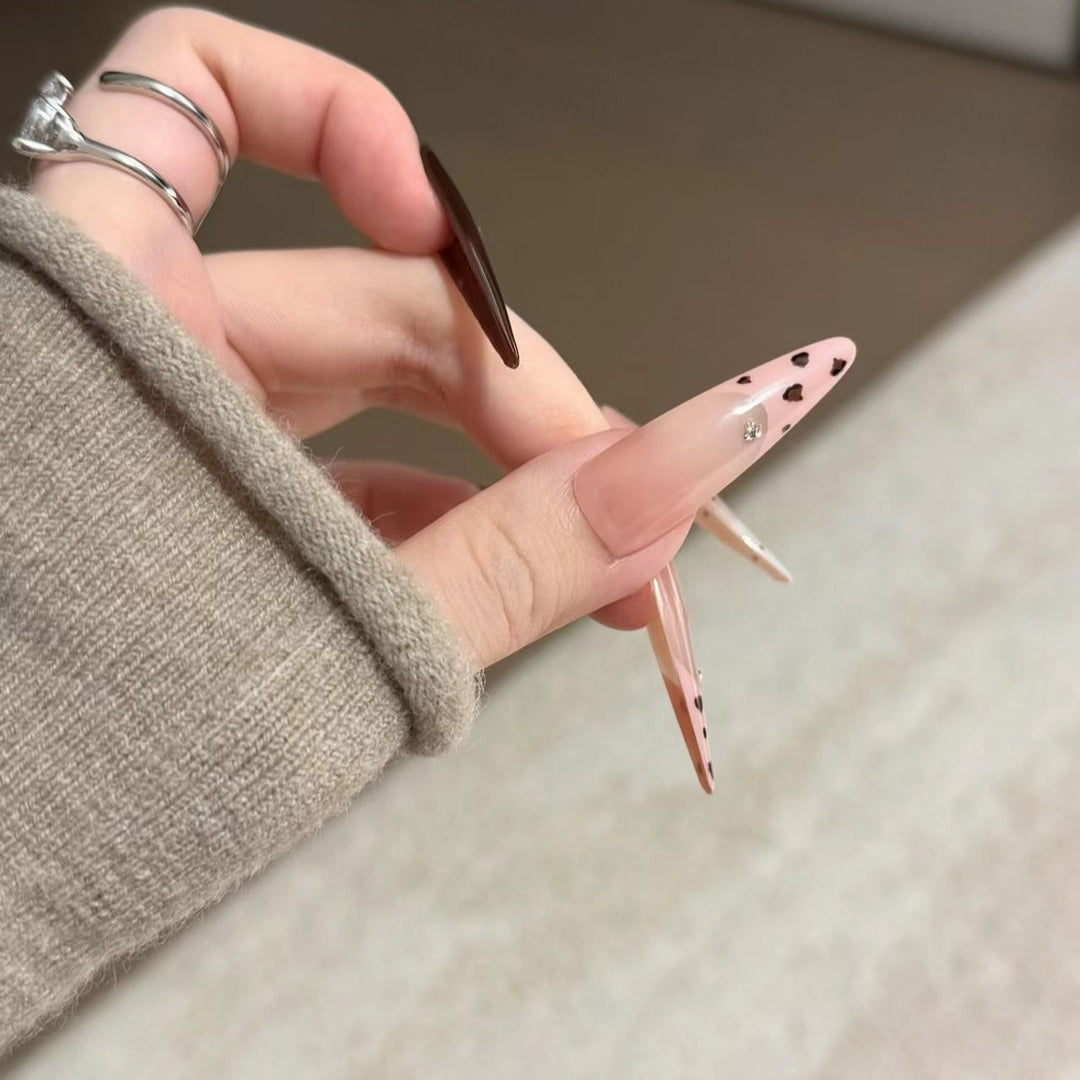 Künstlerische Stiletto-Nagelverlängerungen mit gemusterten Designs