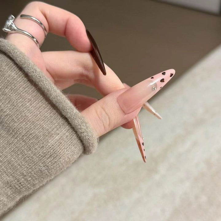 Künstlerische Stiletto-Nagelverlängerungen mit gemusterten Designs