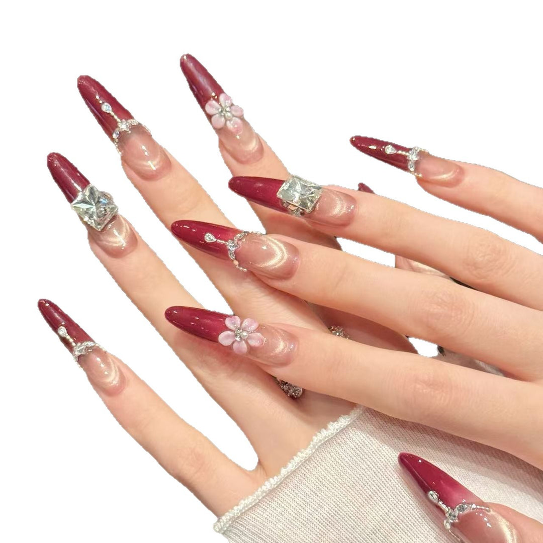 Dekorative Press-On Nagelkunst mit Edelstein- und Blumenakzenten