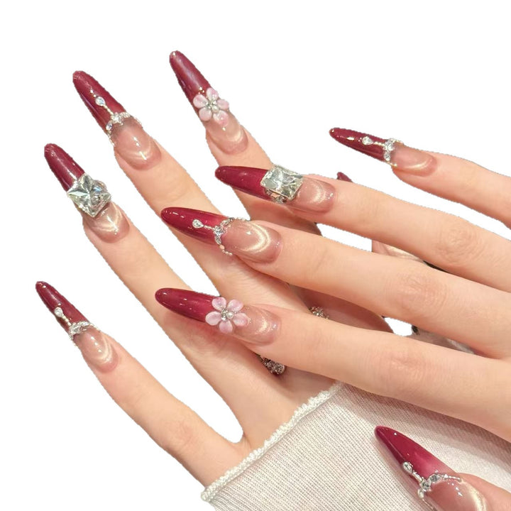 Dekorative Press-On Nagelkunst mit Edelstein- und Blumenakzenten
