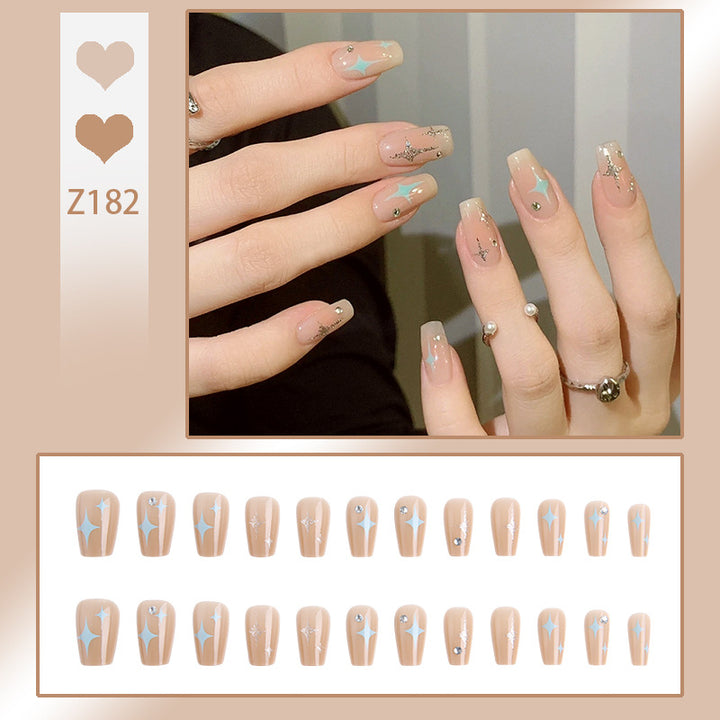 Kunstnagelset mit eleganten Glitzerverzierungen und schimmernden Akzenten Karnz