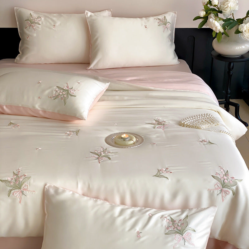 Bestickte Baumwollsatin-Bettwäschegarnitur mit dezentem Blumenrelief und Wendefunktion