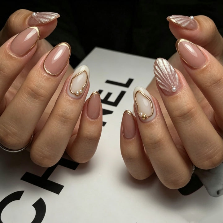 Künstlerisches Press-On-Nageldesign mit goldenen Verzierungen Karnz