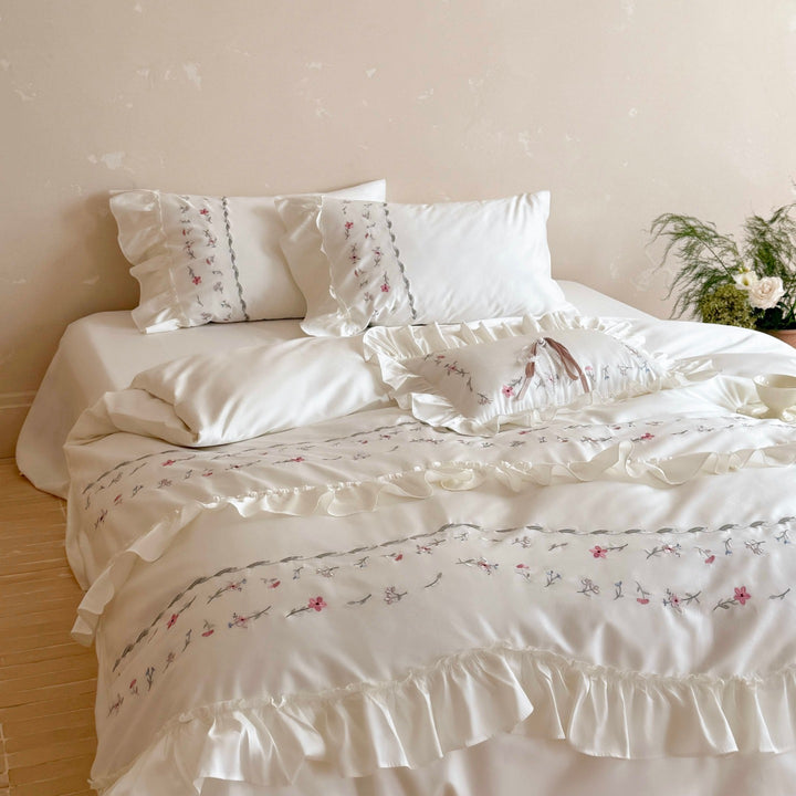 Romantisches Bettwäsche-Set mit Rüschen und floral besticktem Baumwollsatin