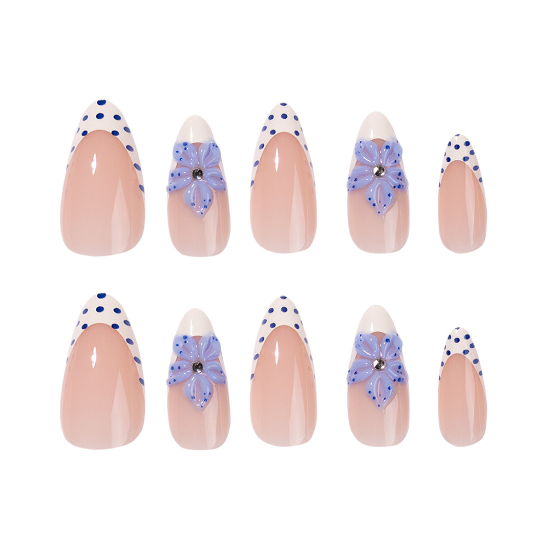 Kunstvolle Stiletto-Nägel mit floralem Design Karnz