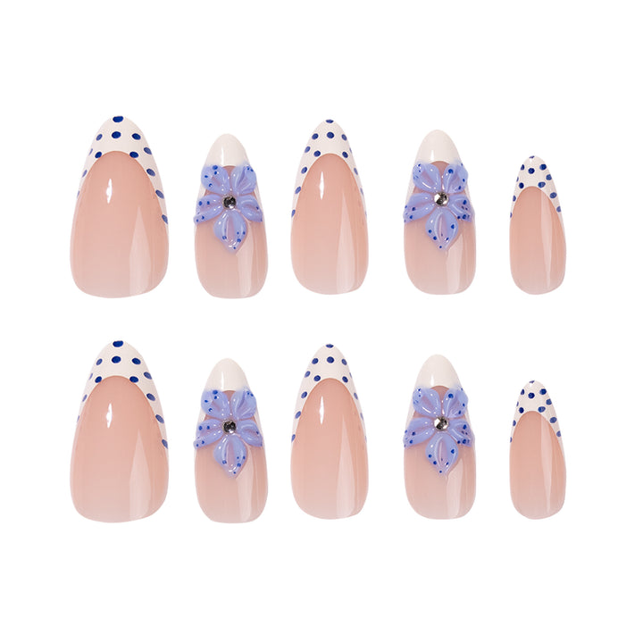 Kunstvolle Stiletto-Nägel mit floralem Design Karnz