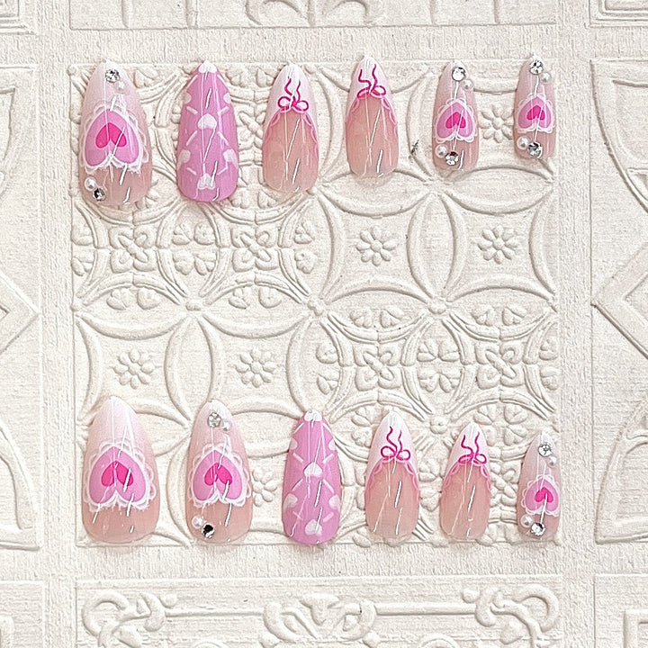 Künstlerisches Press-On-Nagelset mit romantischem Herzdesign Karnz