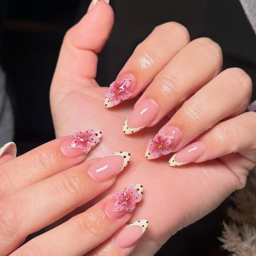 Kunstnägel mit Floralem Design und Eleganten Akzenten Karnz