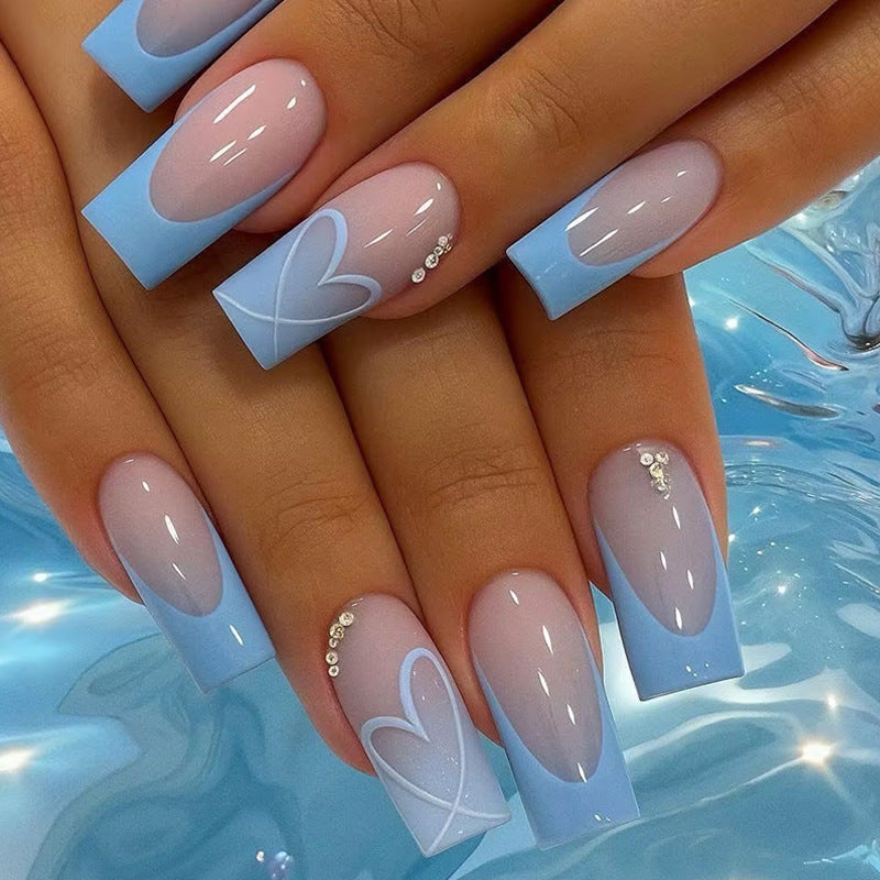 Kunstnagelset mit romantischen Herz-Designs und glamourösen Akzenten Karnz