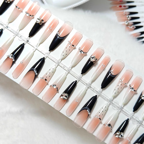 Elegante Kunstnägel mit Glitzer-Akzenten und Modischem Design Karnz