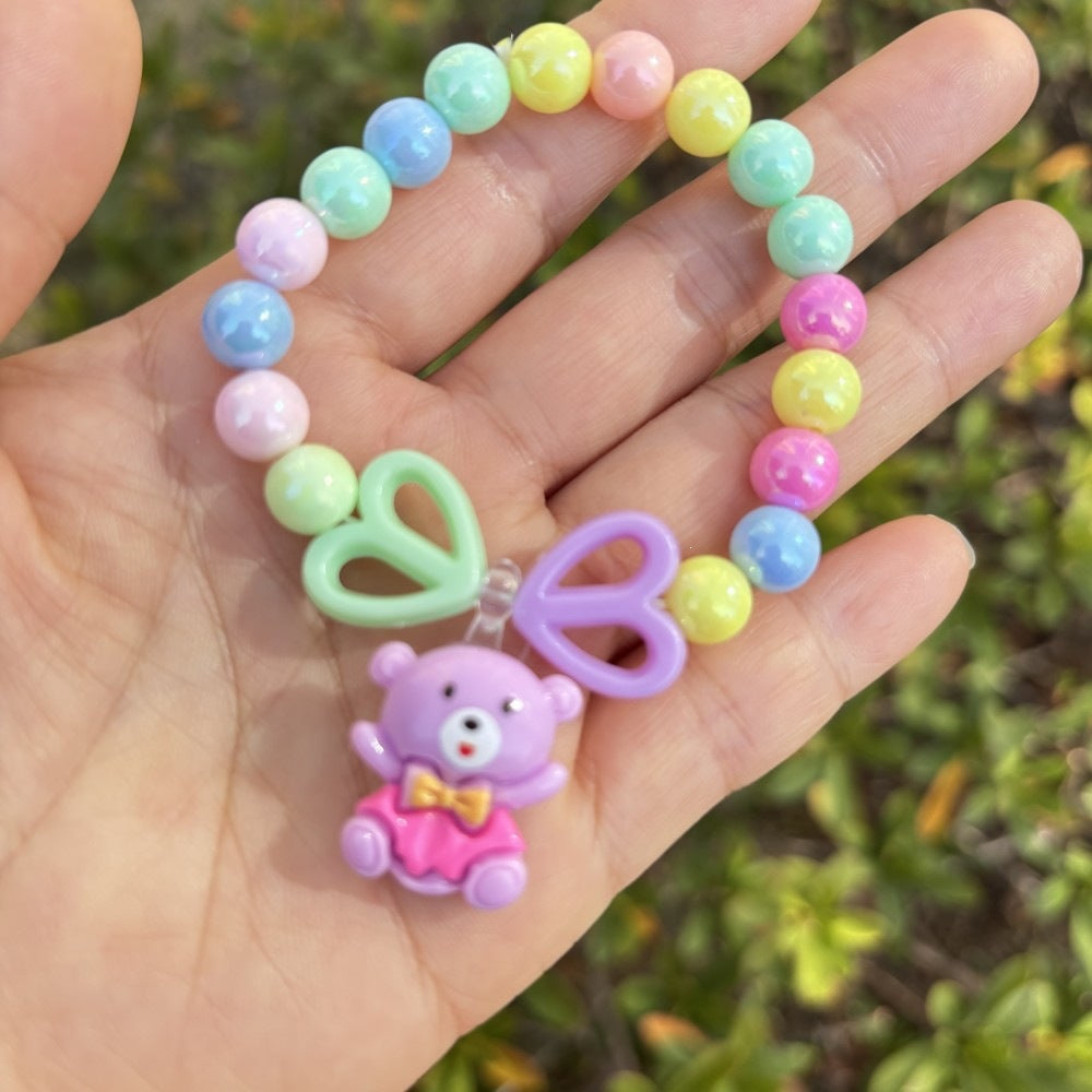 Buntes Armband mit Blumenanhängern Karnz