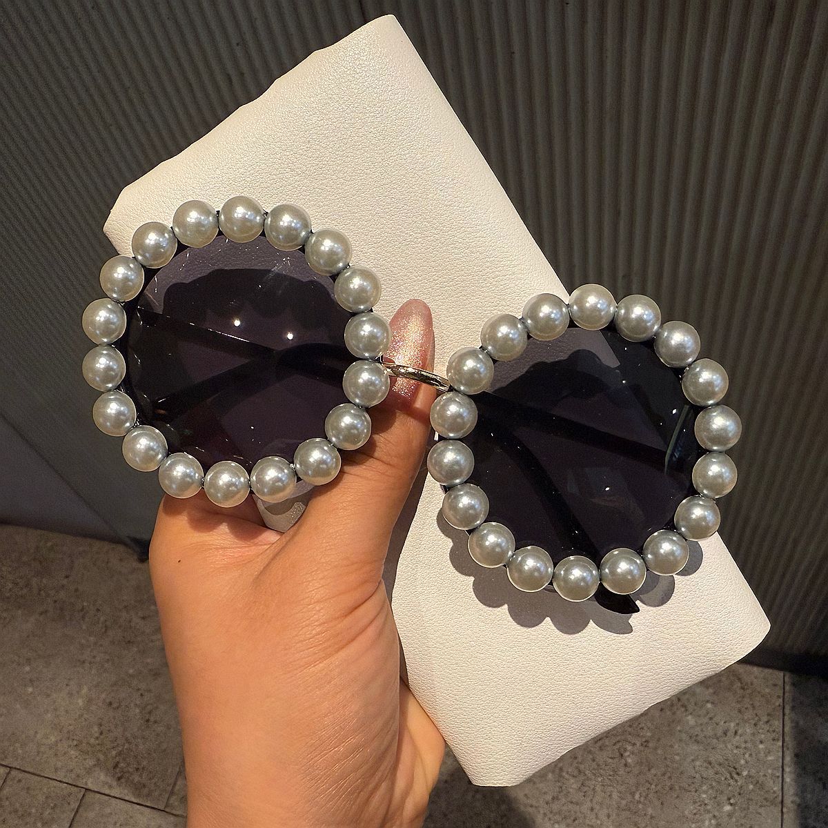 Damen elegante Vintage-Sonnenbrille mit Perlenbesatz Karnz
