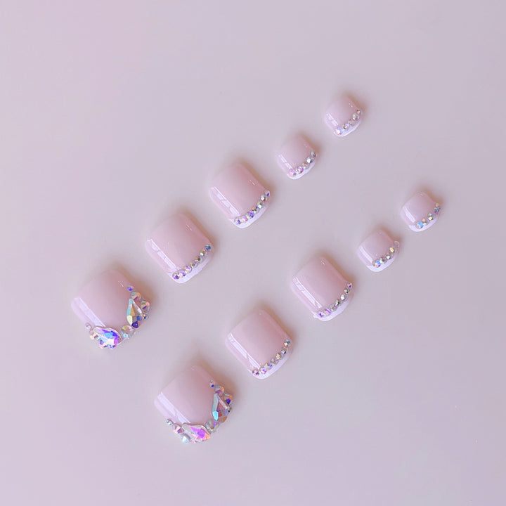 Kunstnagel-Set mit glitzernden Strassdetails und französischer Spitze Karnz