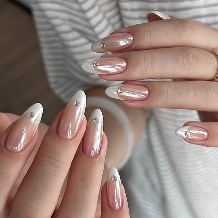Kunstnagelset mit eleganten französischen Spitzen und Glitzerakzenten Karnz