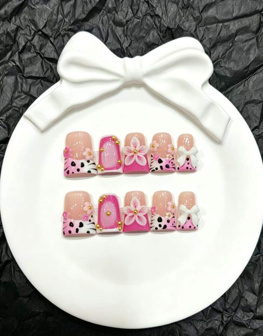 Dekoratives Press-On Nail Art Set mit floralen und Insektenakzenten