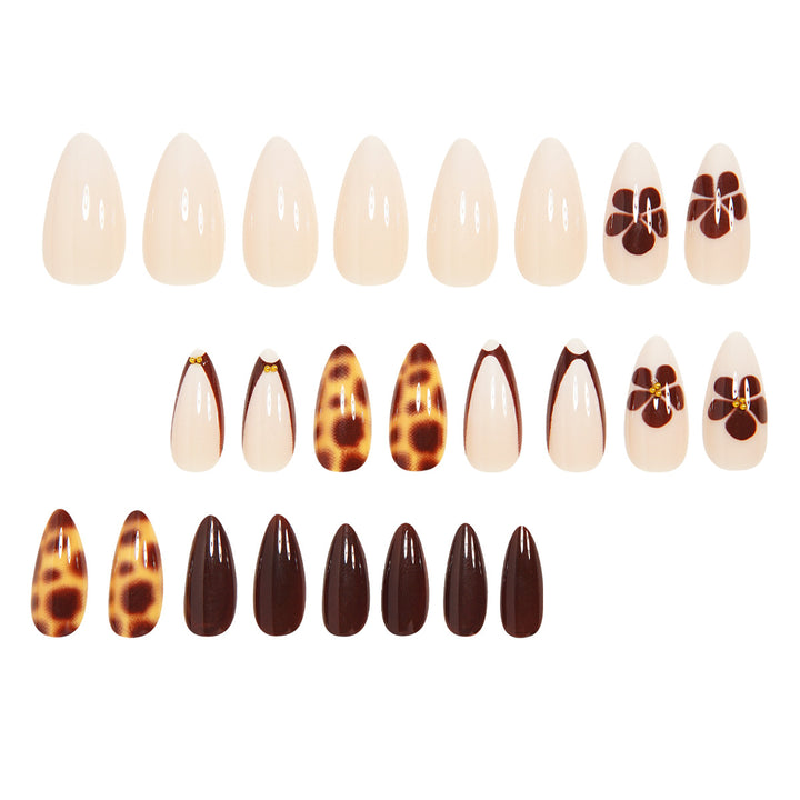 Elegantes Stiletto Press-On Nagelkunst Set Karnz