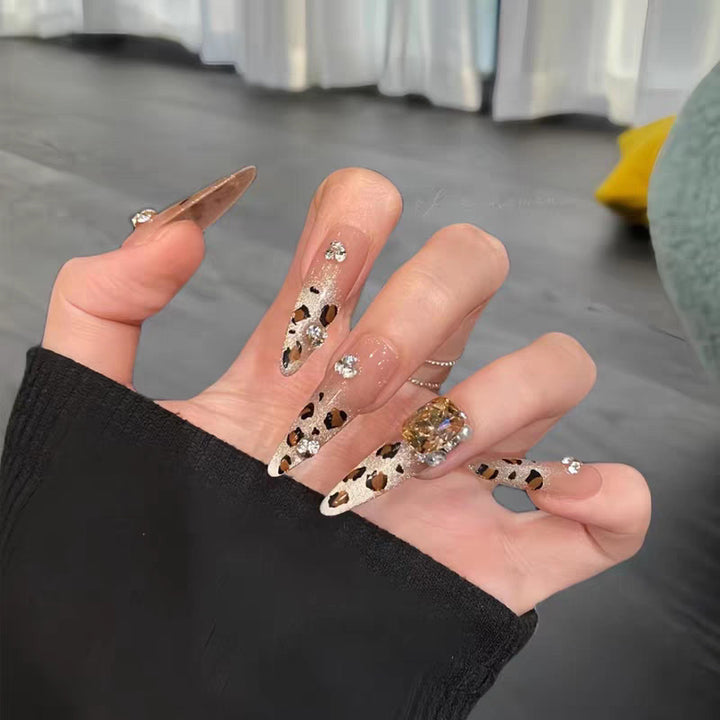 Elegante Stiletto Press-On Nägel mit Strass-Akzenten Karnz