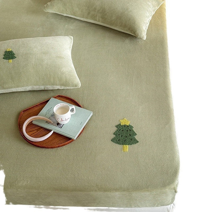 Geripptes Spannbettlaken-Set mit bestickten Tannenbaum-Applikationen