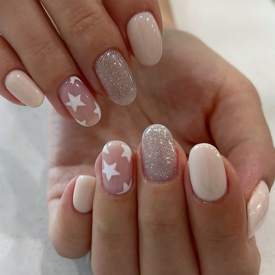 Kunstnägel mit Sternen- und Glitzermuster Karnz