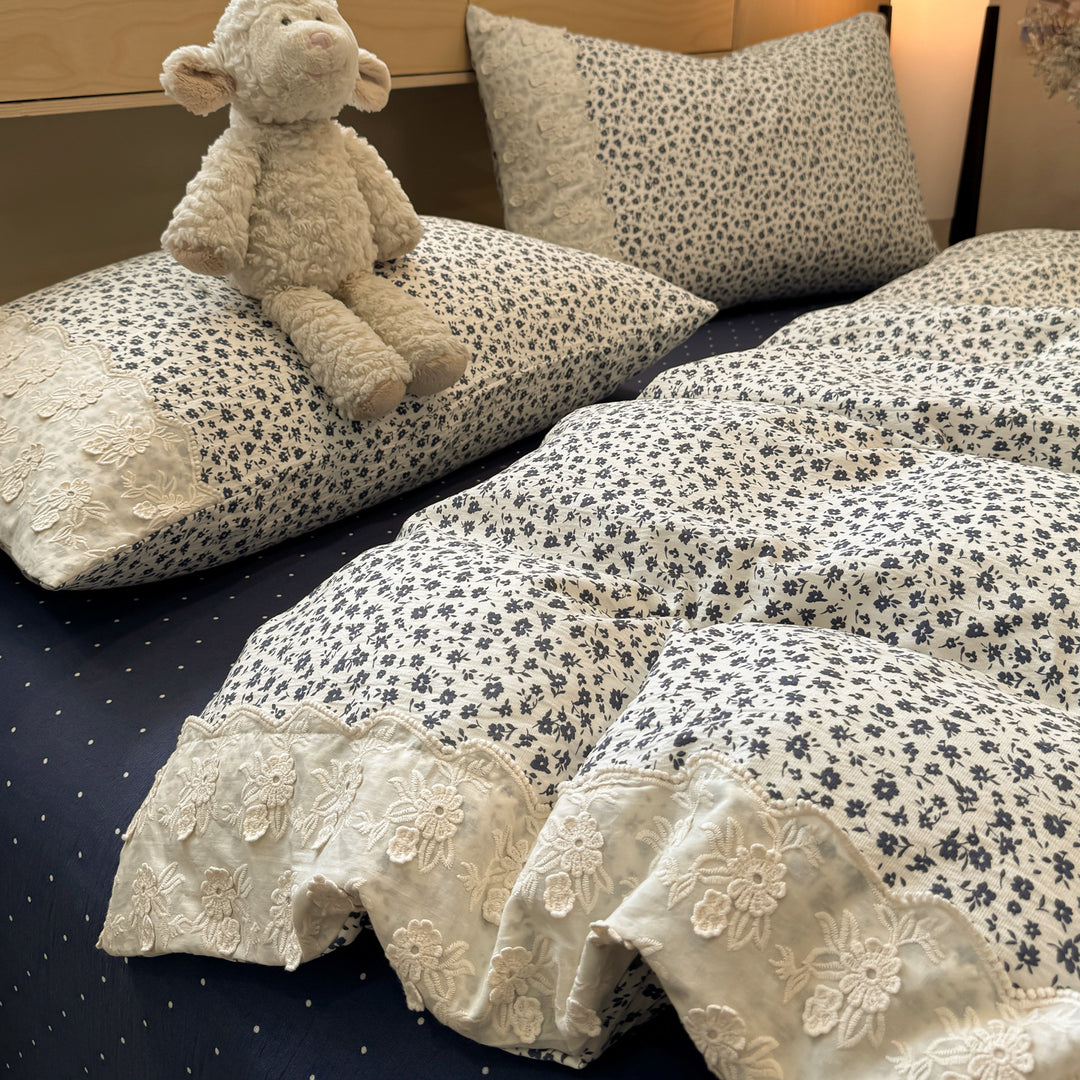 Bestickte florale Baumwollbettbezug- und Kissenbezugset mit gewelltem Spitzenrand