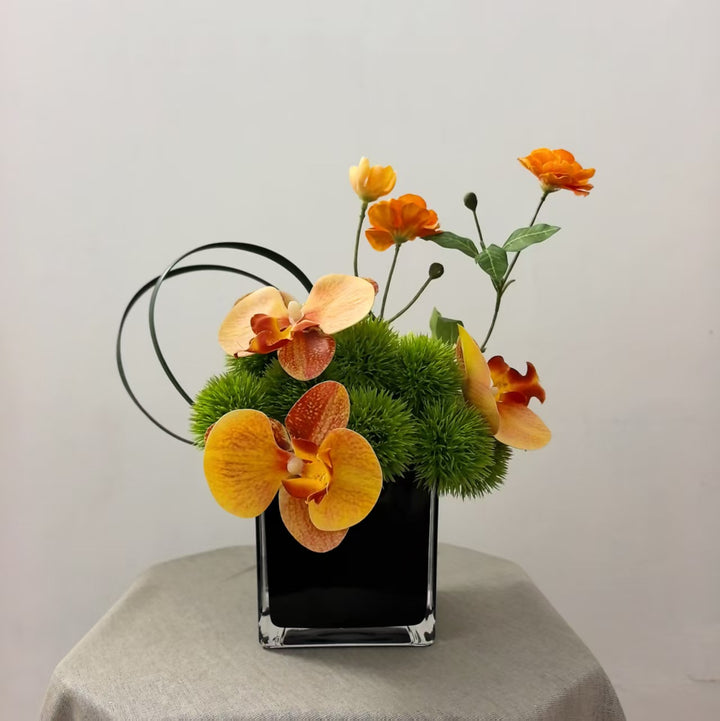 Lebendige florale Tischdekoration