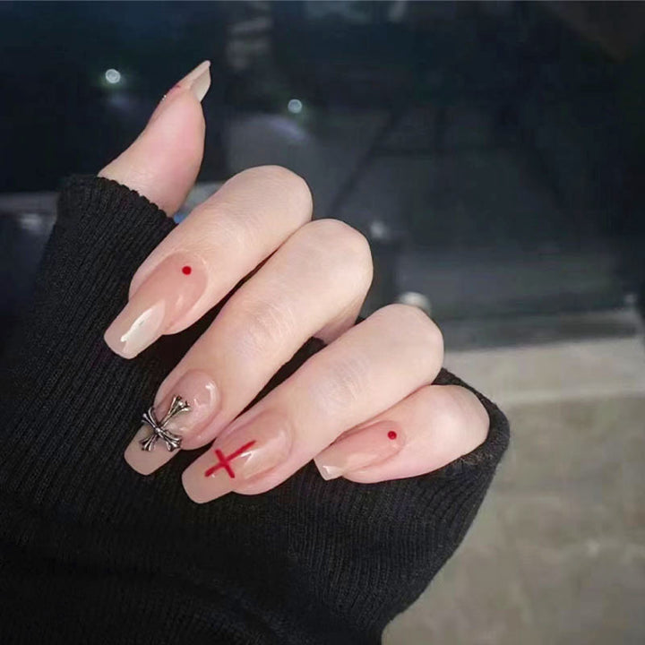Kunstnagelset im eleganten minimalistischen Stil mit kreativen Akzenten Karnz