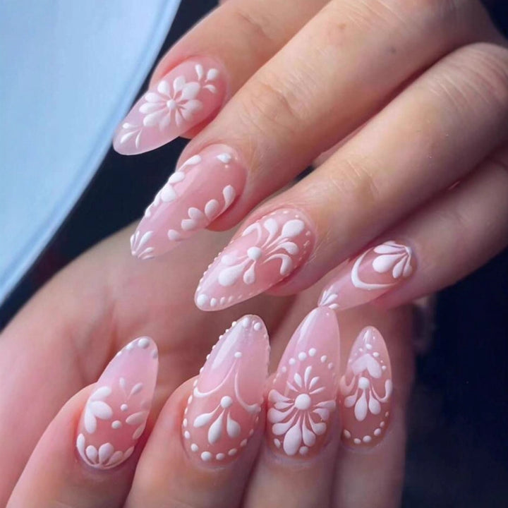 Kunstnagelset mit filigranen Blüten und eleganten Konturen Karnz