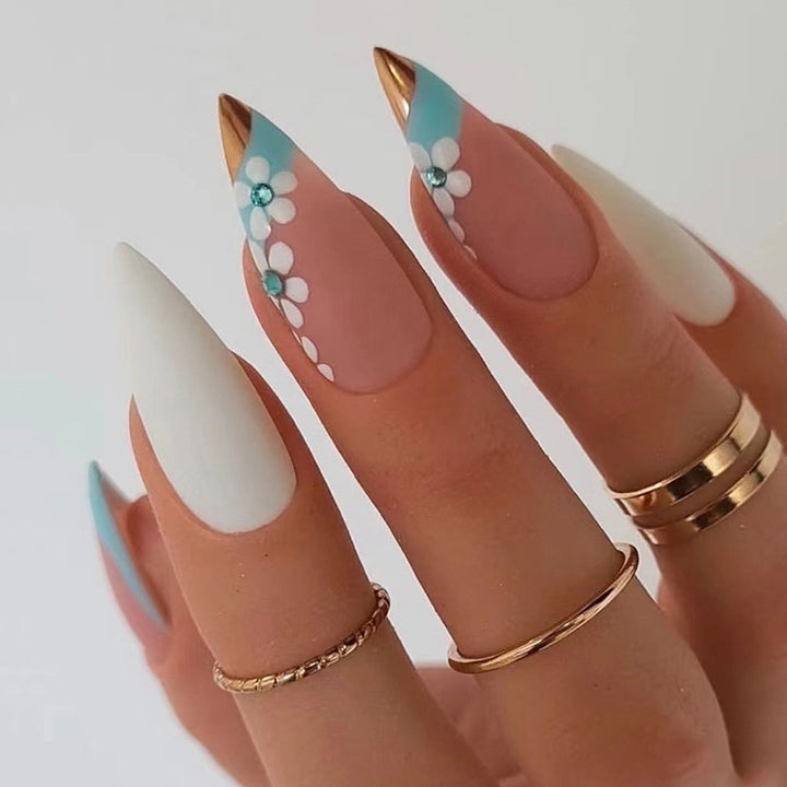 Kunstvolle Nagelverlängerungen mit eleganten Blütenmotiven Karnz