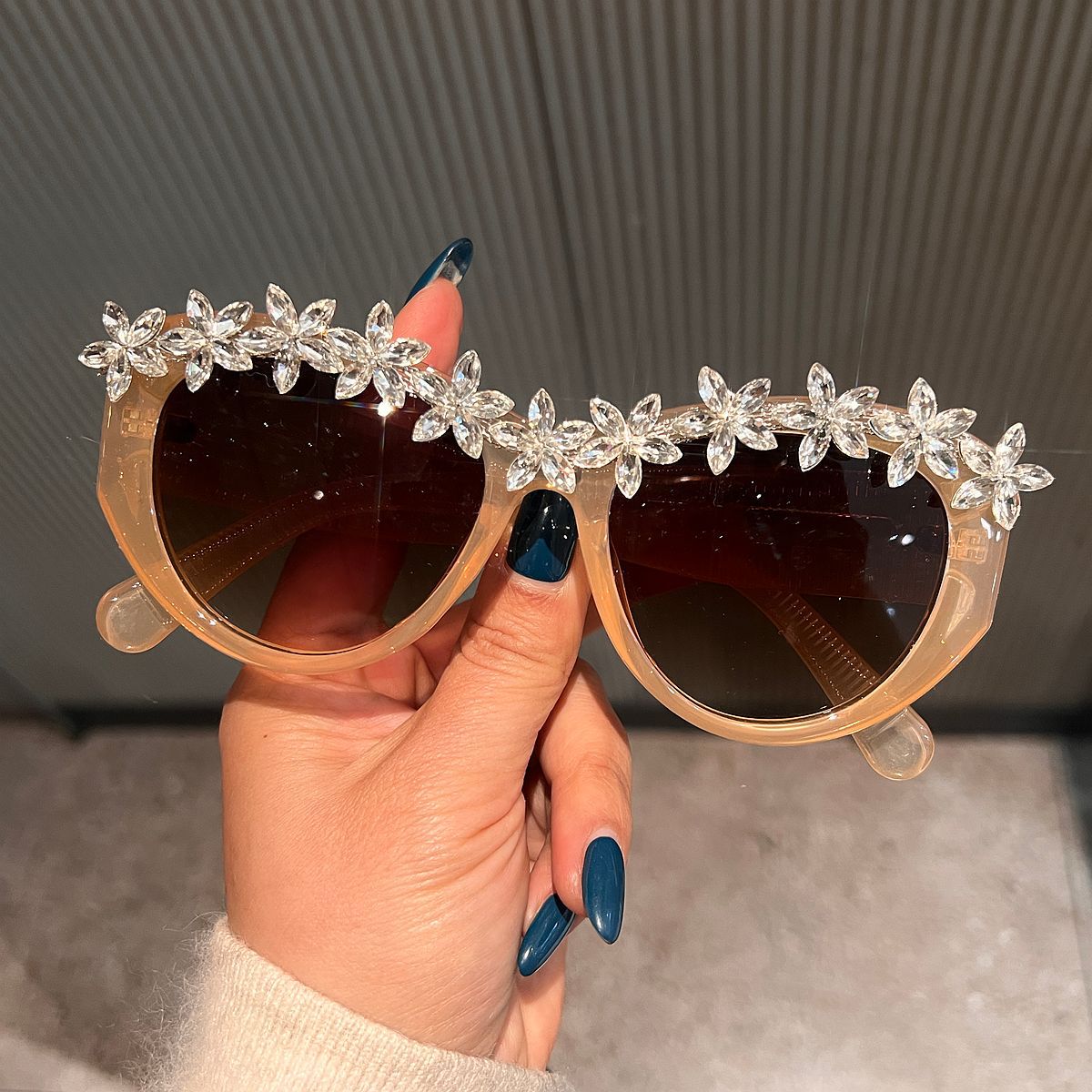 Damen Sonnenbrille mit floralen Kristallakzenten Karnz