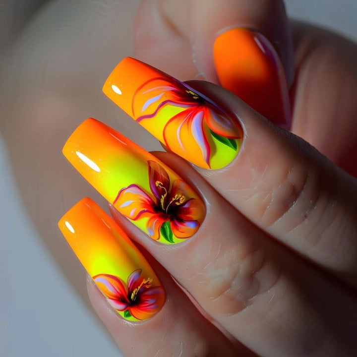 Kreative Nagelkunst mit Exotischem Blattdesign Karnz
