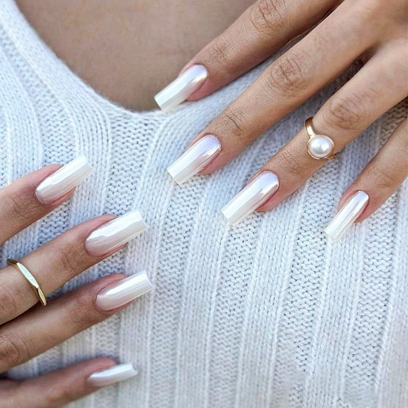 Kunstnagelset mit elegantem Hochglanz Ombre-Design und funkelnden Akzenten Karnz