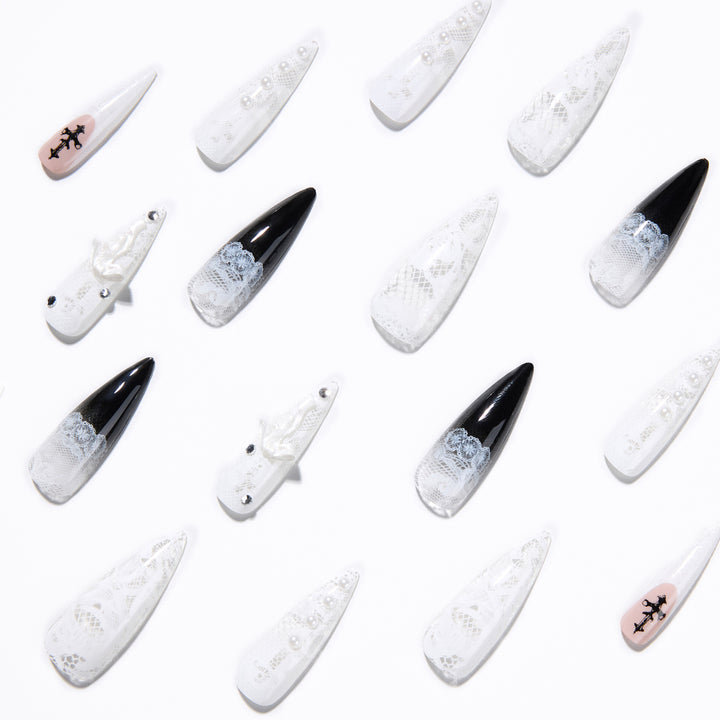 Kunstvolle Stiletto-Nägel mit einzigartigen 3D-Elementen und Glitzerakzenten Karnz