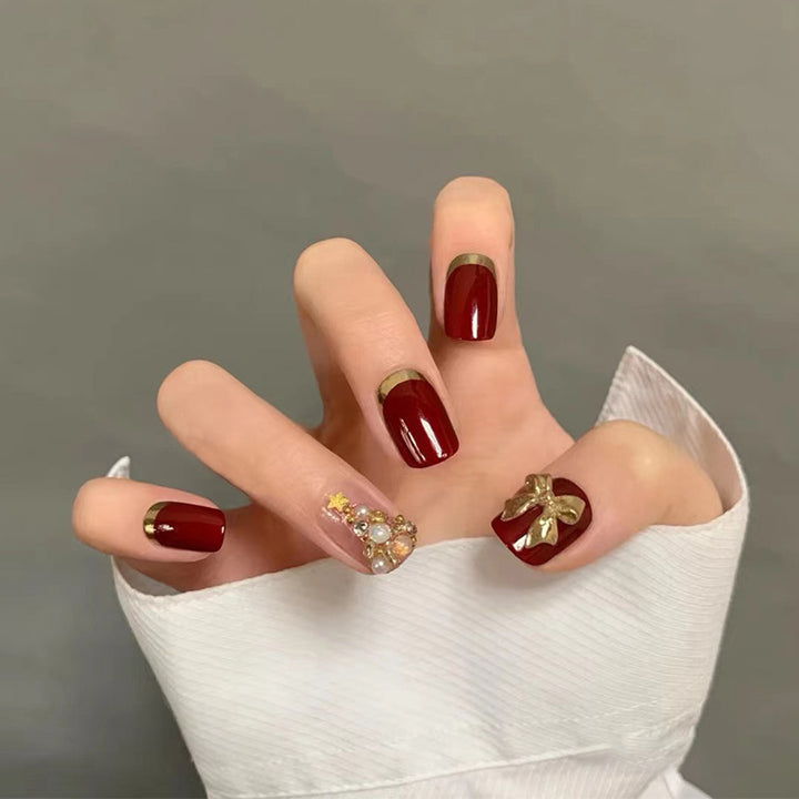 Glamouröse Kunstnägel mit funkelnden Akzenten Karnz