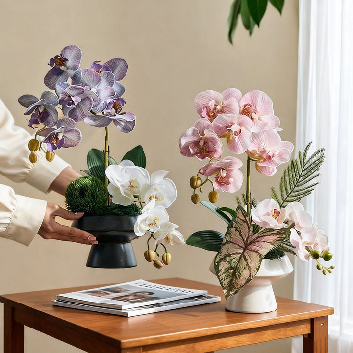Lebensechte Orchideen Blumenarrangement