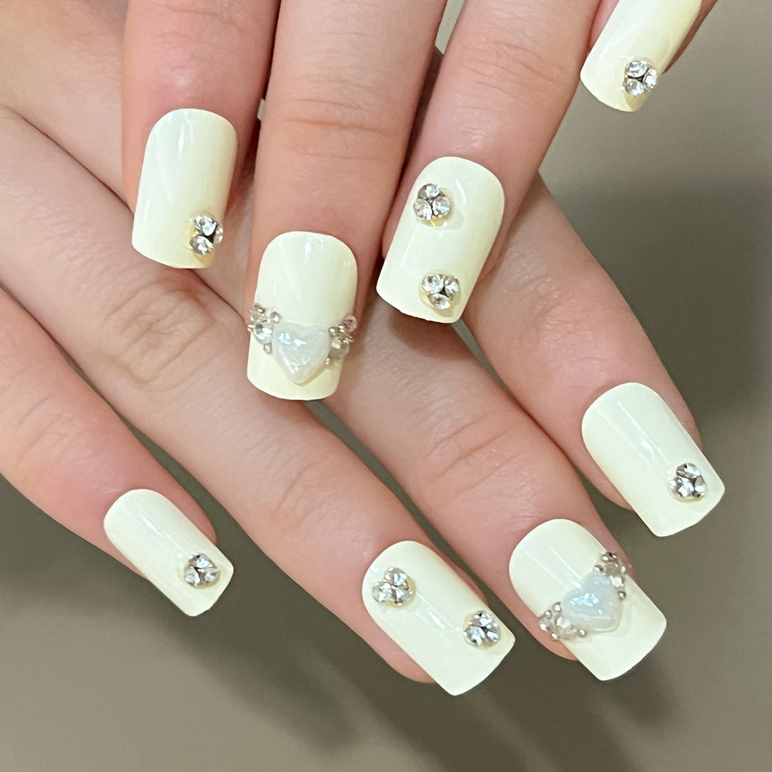 Kunstvolle Nagelverlängerungen mit eleganten Zierdetails Karnz