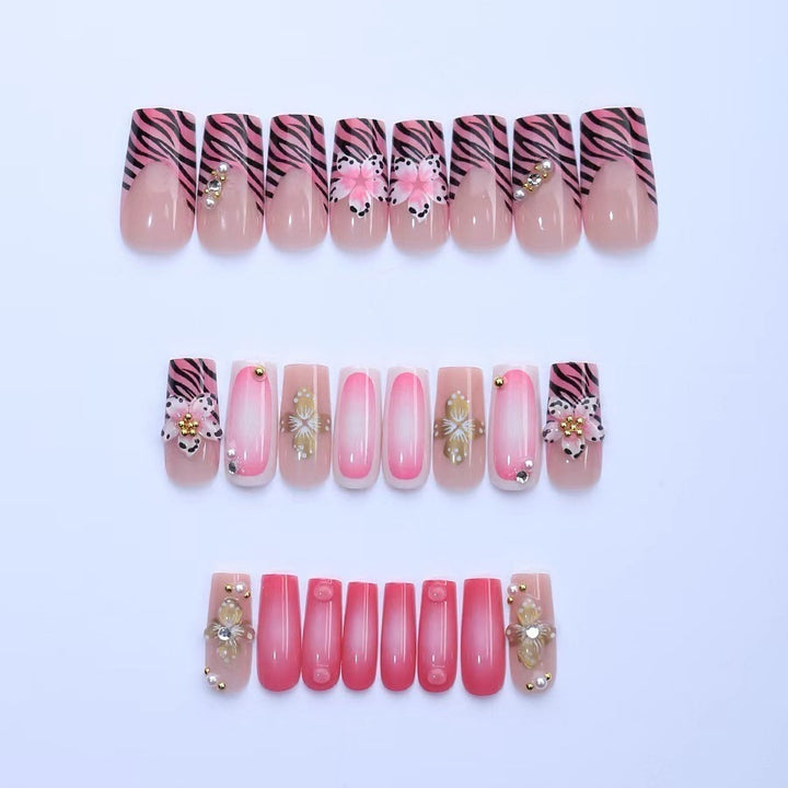 Kunstnagelset mit floralen und glamourösen Verzierungen Karnz